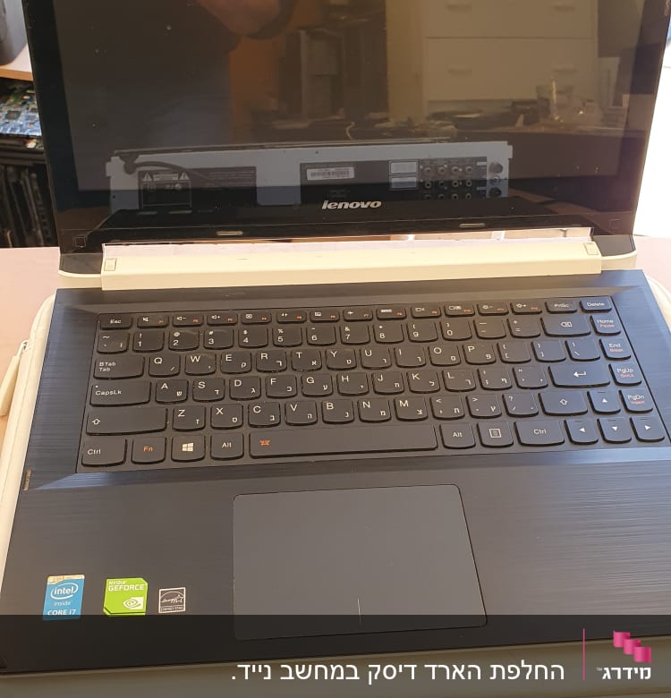 מחשב נייד לנובו עם מדבקות אינטל ו-NVIDIA